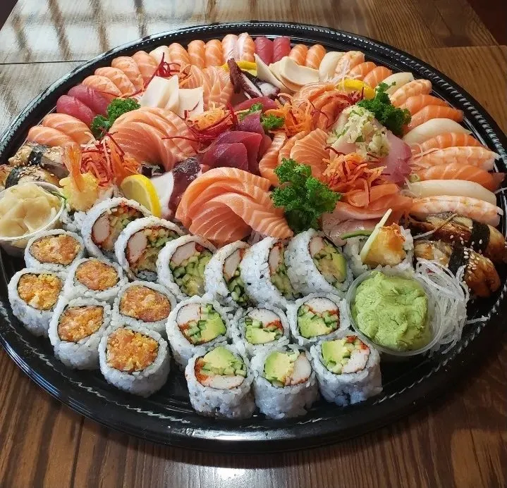 Large sashimi and sushi tray with salmon, tuna, eel and assorted maki